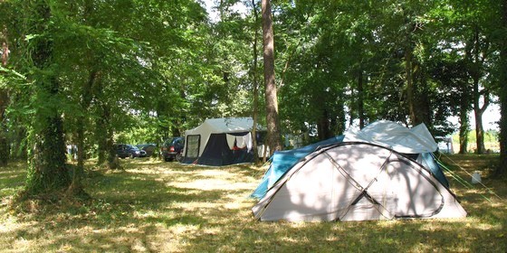 Le camping et son bloc sanitaire